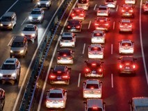 国庆首日出行高峰致高速拥堵 自驾超18亿人次安全提醒