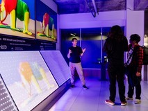 让HDR内容真正“炸”出来!美国千万粉丝博主探秘海信RGB-MiniLED电视