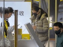 李想夫妇低调现身二手手机店引热议