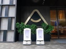 普渡机器人携手亚朵集团,以机器人技术引领酒店服务新纪元