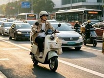 电动自行车限速20km/h难落实:违规解限、骑手提速与安全风险加剧