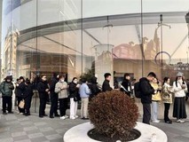 华为Mate 80系列开售火爆:配置升级价格反降,线上线下抢购成潮