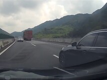 国庆出行高峰警惕违法变道 驾驶人强行加塞酿事故被追责