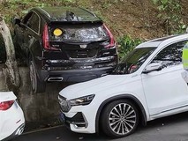 攀枝花现叠罗汉车祸 新手女司机误踩油门致凯迪拉克骑顶SUV