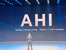荣耀李健在MWC主舞台阐释AHI理念 称致力创造“很酷的AI未来”