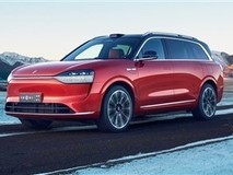 鸿蒙智行车主自驾新疆 智能驾驶辅助蓝灯亮眼