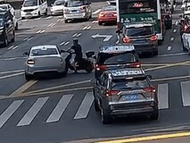 电动自行车横穿被撞 全责认定引热议