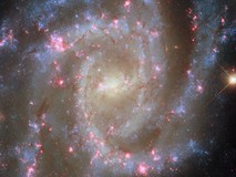 哈勃望远镜捕捉NGC 2835星系粉红星云与恒星演化进程