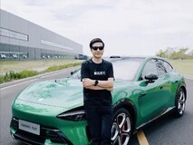 雷军晒小米YU7绿版合影引热议