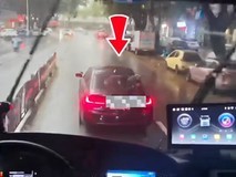 广东梅州一私家车拒让消防车被罚200元记3分