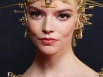 安雅·泰勒新片首映亮相 金色尖刺造型引热议