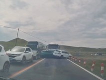 小米YU7遭水泥罐车猛烈撞击,车身结构完整人员无恙