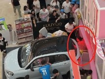 南昌商场展车意外启动撞人事件