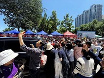 岚图泰山化身高考定心锚:红绸祈福+移动补给站暖心护考