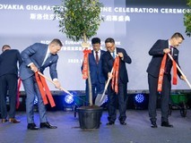 斯洛伐克国轩电池工厂盛大启幕 菲佐总理见证