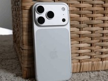 赛博朋克2077原生登陆iPhone 17 Pro Max:900p/30帧突破iOS JIT限制