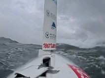 “信天翁”无人艇首穿台风眼