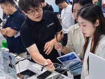 大眼橙携手钉钉入局AI办公硬件,AI听记眼镜亮相云栖大会