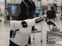 马斯克承诺明年量产擎天柱,进驻特斯拉工厂打工