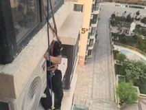 17楼高空安装惊呆老外!超30度高温,东北人抢装海尔空调!