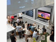 小米之家变温馨影厅,不同年龄顾客共赏哪吒