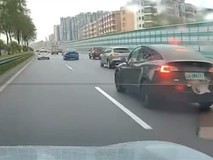 特斯拉Model Y突发变道引发连环撞击