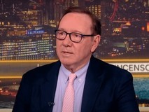 《纸牌屋》男主史派西采访掩面痛哭:自曝负债数百万