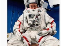 吴京晒流浪地球3片场照引热议