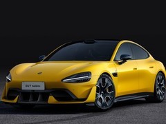 小米SU7 Ultra黄金车标遭人为抠取引发争议