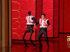 元宵节晚会机器人小姐姐登场 撒贝宁被踩脚