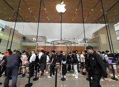 苹果抢购潮因新关税而起，各方博弈乱成一锅粥！