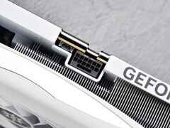 DIY从入门到放弃：显卡自带线与电源原生线该怎么选？