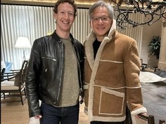 罕见同框！黄仁勋与扎克伯格互换外套共拍合照