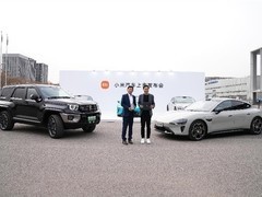 长城魏建军现身小米汽车发布会：和雷军互赠新车