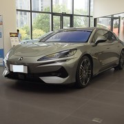 四十余万预算如何选？三款中大型轿车各具特色，电动与燃油的终极对决