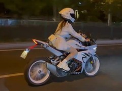 女子骑仿赛摩托出事，骑行安全再引关注