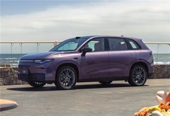 每日车圈新鲜事：新零跑C10上市|迈巴赫首款敞篷跑车发布|新小鹏P7官图发布