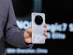 荣耀Magic7真机亮相骁龙峰会！首批搭载骁龙8至尊版