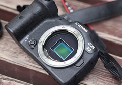 高速度、高分辨率 佳能微单相机EOS R7值得推荐