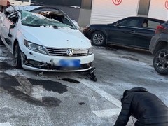 女子跪谢大众车获赠一汽大众全新探岳L