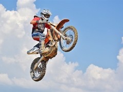 多地放宽摩托车限行政策引发热议