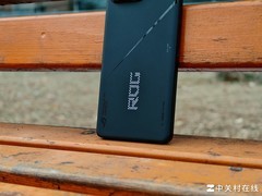 安卓旗舰跑分天花板 ROG 8 Pro游戏手机上手评测