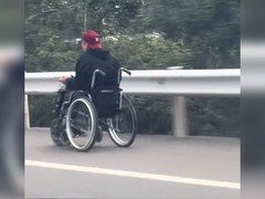 大爷坐轮椅上高速飙80迈 还用手机导航