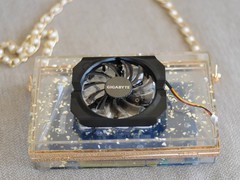 英伟达GT730显卡成包包卖7万块！艺术设计还是智商税呢