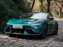 小米SU7 Ultra全国首撞，官方承诺免费提供维修代步用车