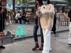 热搜了：李子柒与王冰冰欢乐共乘碰碰车