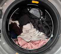 手洗与机洗哪个更干净？妈妈的坚持与年轻人的选择