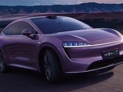 余承东前备箱准备玫瑰花祝女性节日快乐