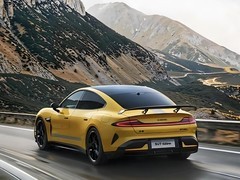 小米SU7 Ultra车标屡遭抠除，24K金价值引关注