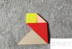 七巧板拼起身瞭望的熊